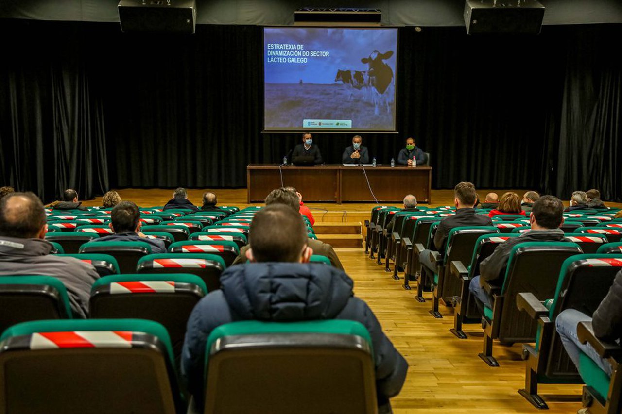 Iniciada en Santa Comba una ronda de reuniones por toda Galicia para explicar la Estrategia de Dinamización del Sector Lácteo