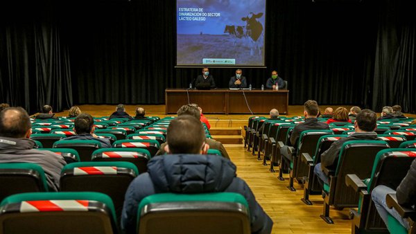Iniciada en Santa Comba una ronda de reuniones por toda Galicia para explicar la Estrategia de Dinamización del Sector Lácteo