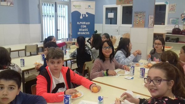 Más de 950 escolares aprendieron este curso a desayunar de manera saludable con Agaca y Obra Social “la Caixa”