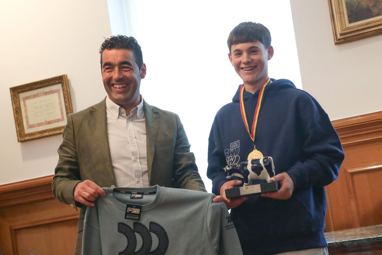 Xabier Montes, miembro del equipo ganador de la YBS, recibido en la Diputación de Pontevedra por ser un ejemplo para el sector