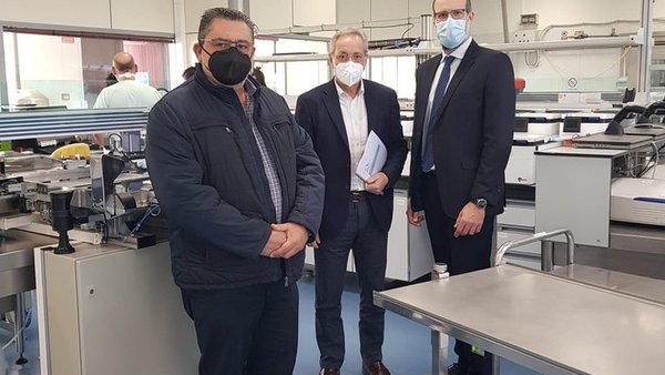 La Xunta y Ligal firman un convenio para realizar 1,5 millones de analíticas de muestras de leche durante cuatro años