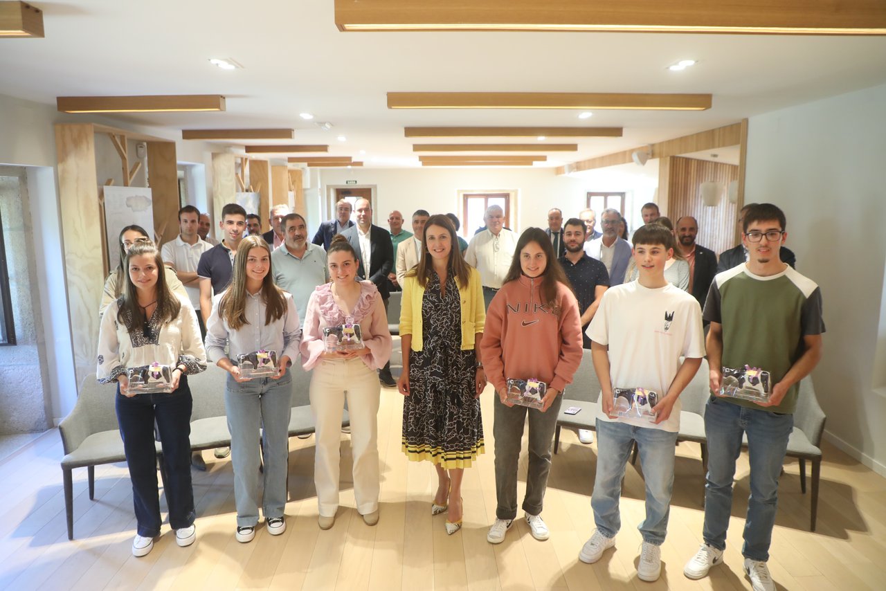 La conselleira del Medio Rural de la Xunta de Galicia felicita al equipo de jóvenes ganadores del concurso internacional de manejo