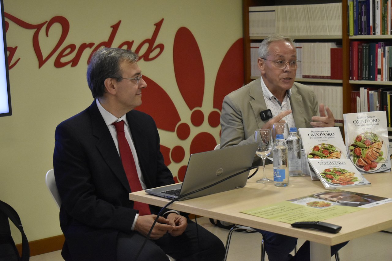 El veterinario Juan Pascual presentó en Lugo esta mañana su obra Razones para ser omnívoro: por tu salud y la del planeta