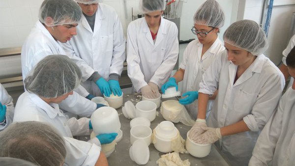 EFA Fonteboa y CFEA Pedro Murias convocan un curso de elaboración de quesos en el que participan 15 estudiantes