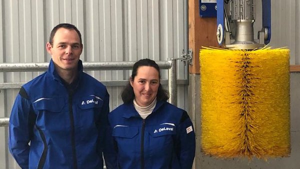 DeLaval vende o seu cepillo rotativo para vacas SCB número 100.000