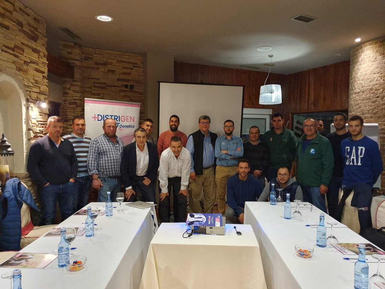 Clientes e distribuidores de Distrigen reúnense con Juan Moreno, CEO de Sexing Technologies