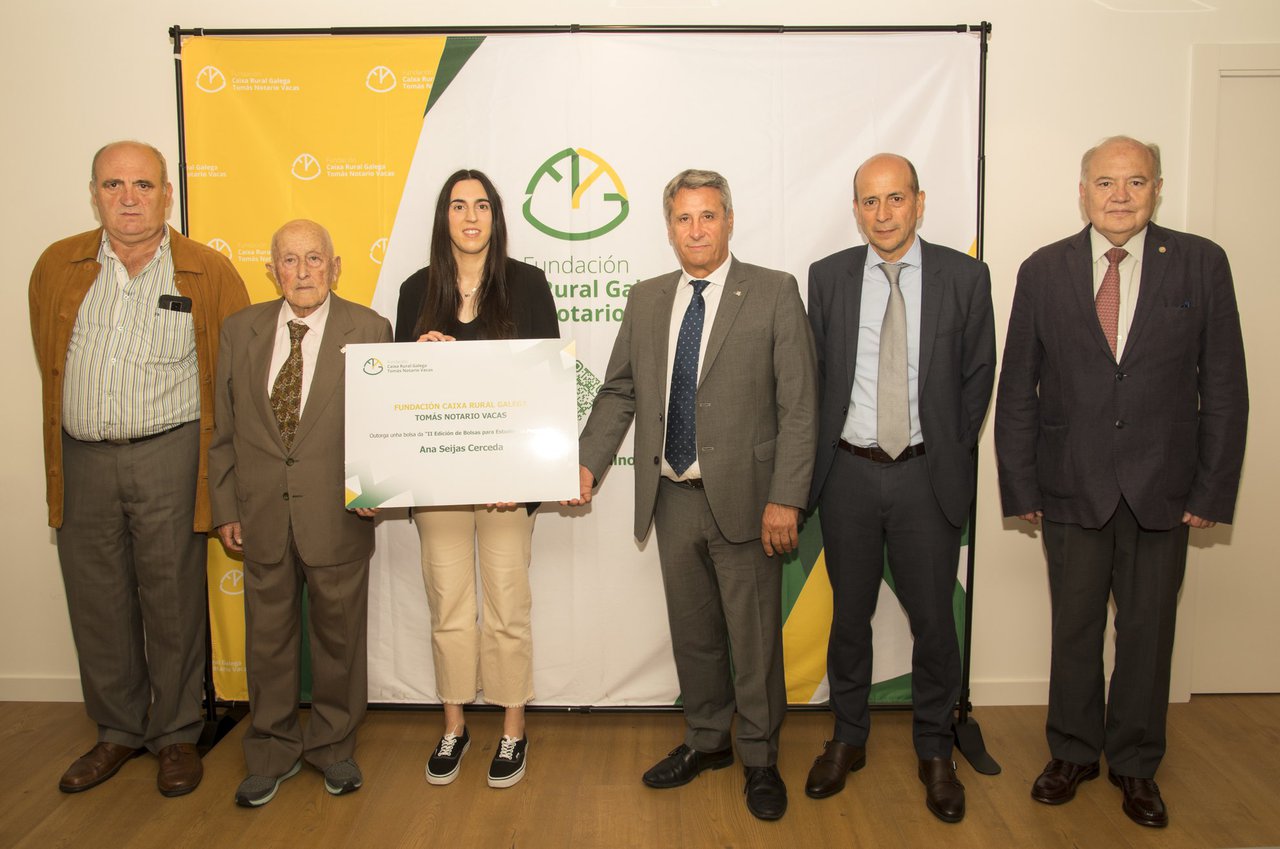 La lucense Ana Seijas recibe la beca de la Fundación Caixa Rural Galega