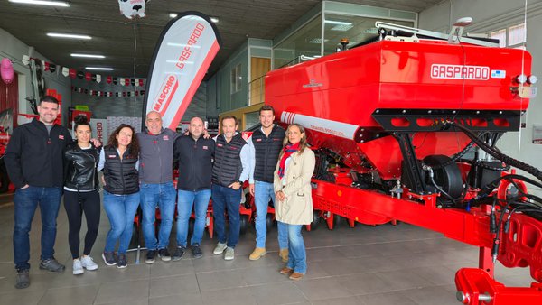 Serrano Dronda entrega tres sementadoras Gigante Pressure en Navarra da man de Maschio Gaspardo Ibérica