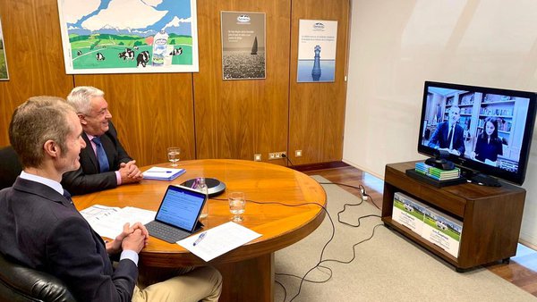 Los Reyes se reúnen con Central Lechera Asturiana para conocer la situación del sector lácteo y ganadero