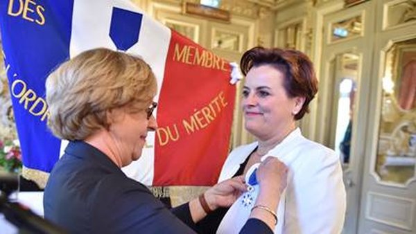 La comisaria general de Space, condecorada con la medalla de Caballero de la Orden Nacional al Mérito