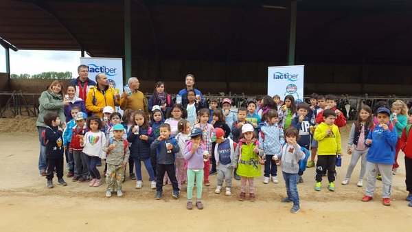 Afriza muestra a escolares de Zamora el día a día de las granjas de leche