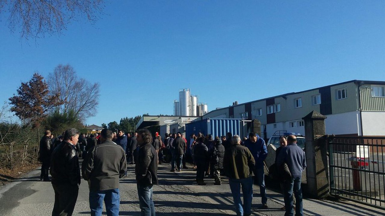 Unión de Uniones acusa a la multinacional francesa Lactalis de ahogar y arruinar al ganadero de leche