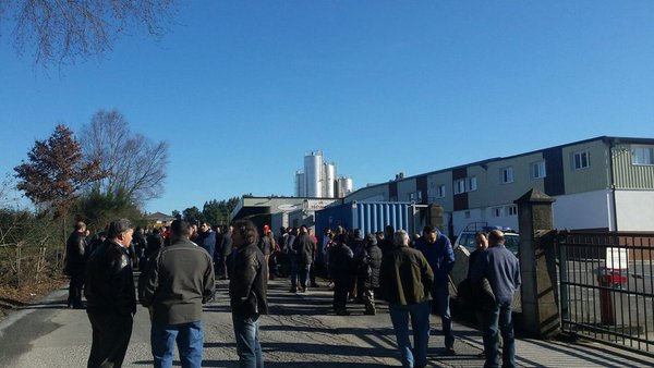 Unión de Uniones acusa a la multinacional francesa Lactalis de ahogar y arruinar al ganadero de leche