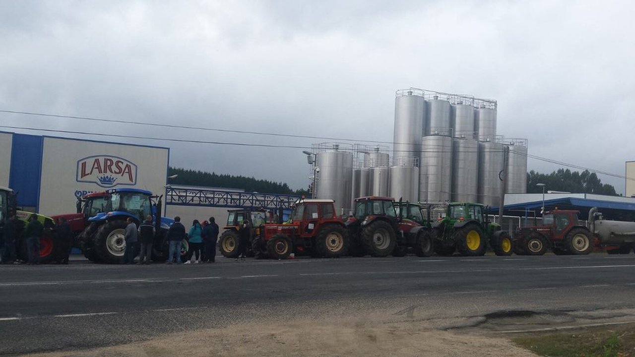 Unións Agrarias insta a Larsa a acometer una subida del precio de la leche acorde al aumento de los costes de las granjas