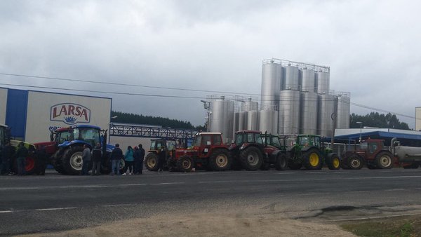 Unións Agrarias insta a Larsa a acometer una subida del precio de la leche acorde al aumento de los costes de las granjas