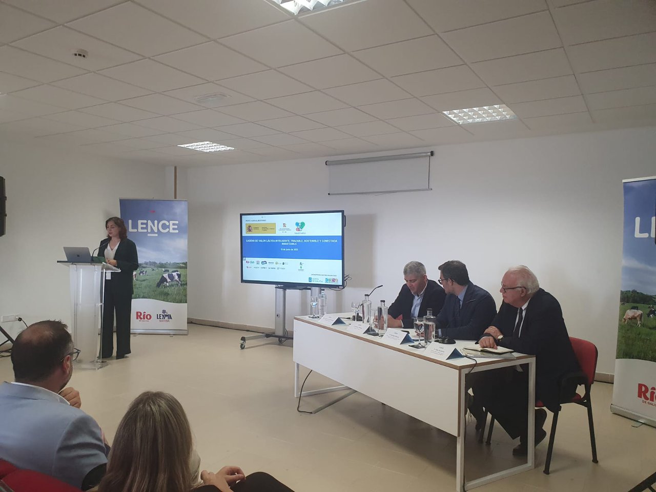 El comisionado del Perte Agroalimentario visita Grupo Lence para conocer SmarTZ4milk, candidatura gallega para digitalizar la industria láctea