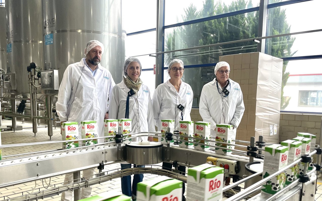 La conselleira de Medio Rural destaca el papel del Grupo Lence en el sector lácteo gallego