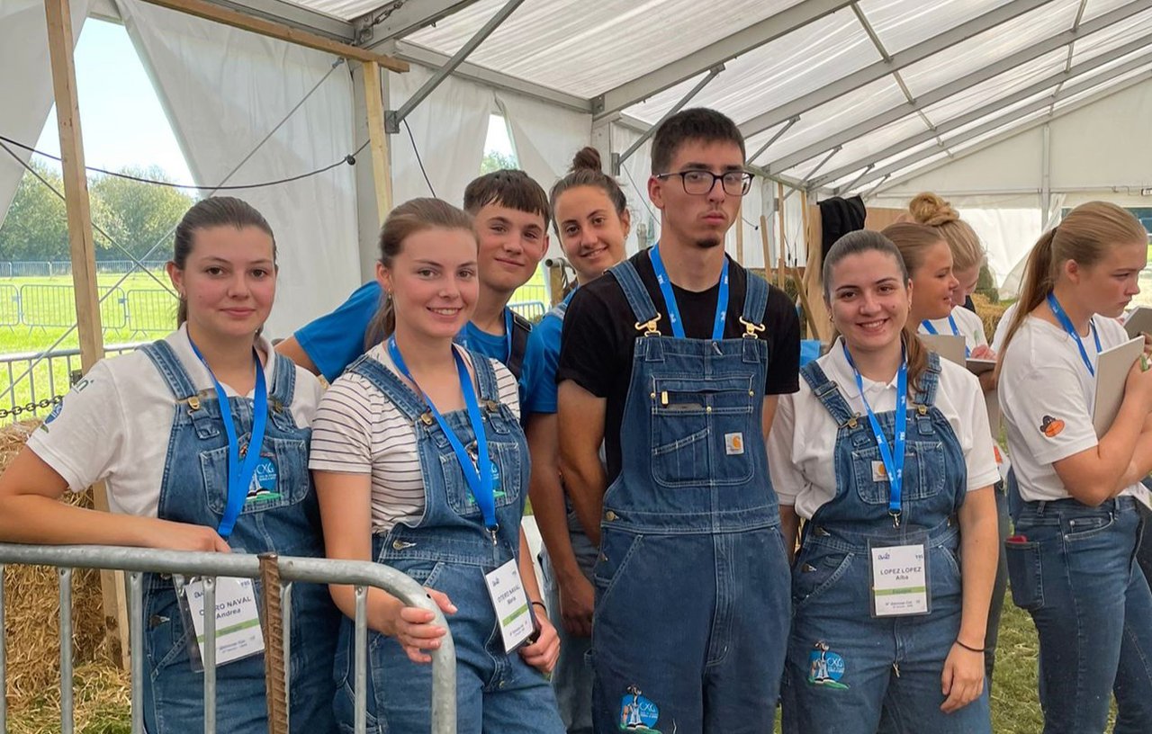 Seis chicos y chicas gallegos, en el mayor certamen de manejo de ganado de Europa