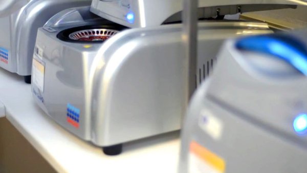 Hipra pon a disposición das autoridades parte das súas instalacións e equipos de biotecnoloxía