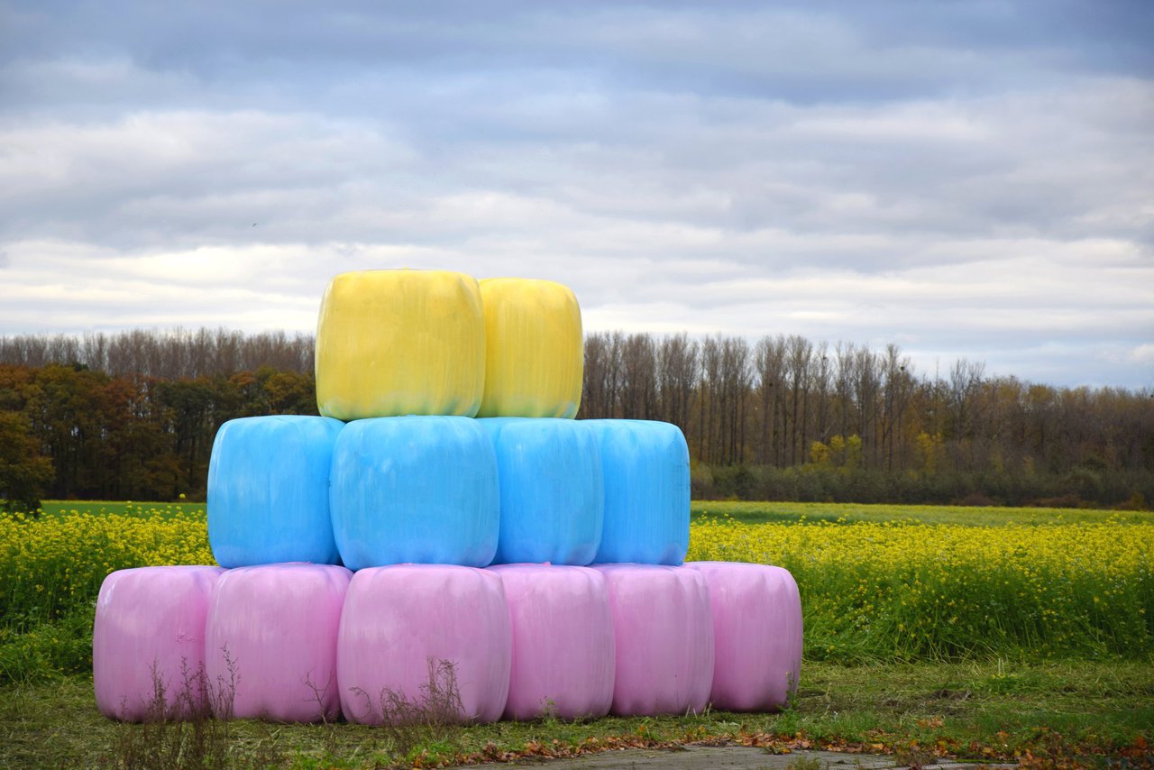 Delagro anima a los ganaderos a adquirir plásticos de ensilado de colores para sumarse a la lucha contra el cáncer