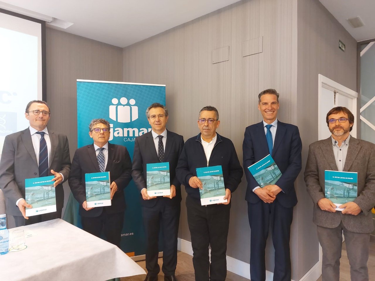 El libro ‘El sector lácteo en España’ incide en el motor económico que supone este sector para el país