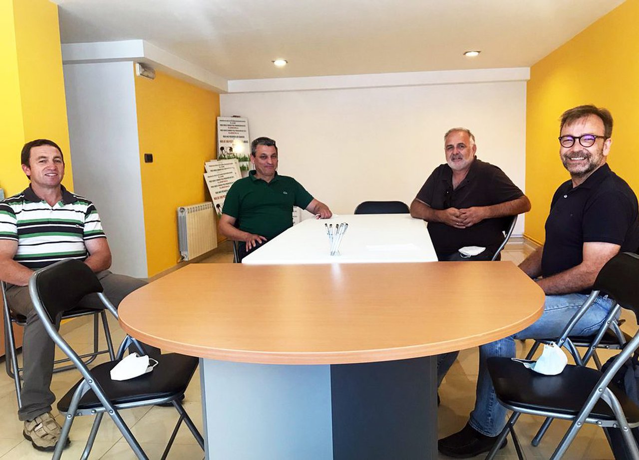 Agromuralla denuncia las coacciones de Inleit a los ganaderos para que firmen un contrato a la baja