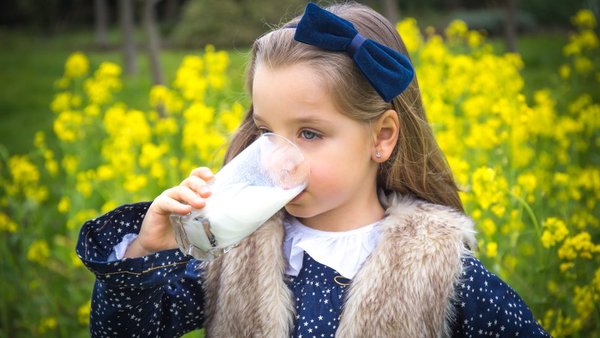 Miembros de Aprolep reciben a niños para celebrar el Día Mundial de la Leche