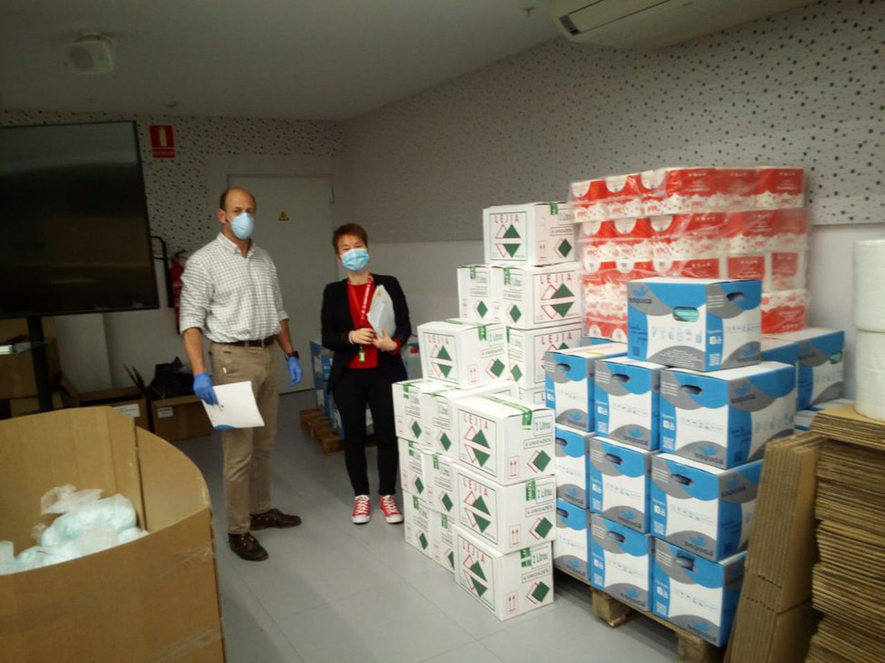 La campaña solidaria del sector agrario de Cantabria entrega 3.000 kg de material sanitario al ICASS
