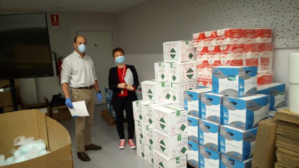 La campaña solidaria del sector agrario de Cantabria entrega 3.000 kg de material sanitario al ICASS