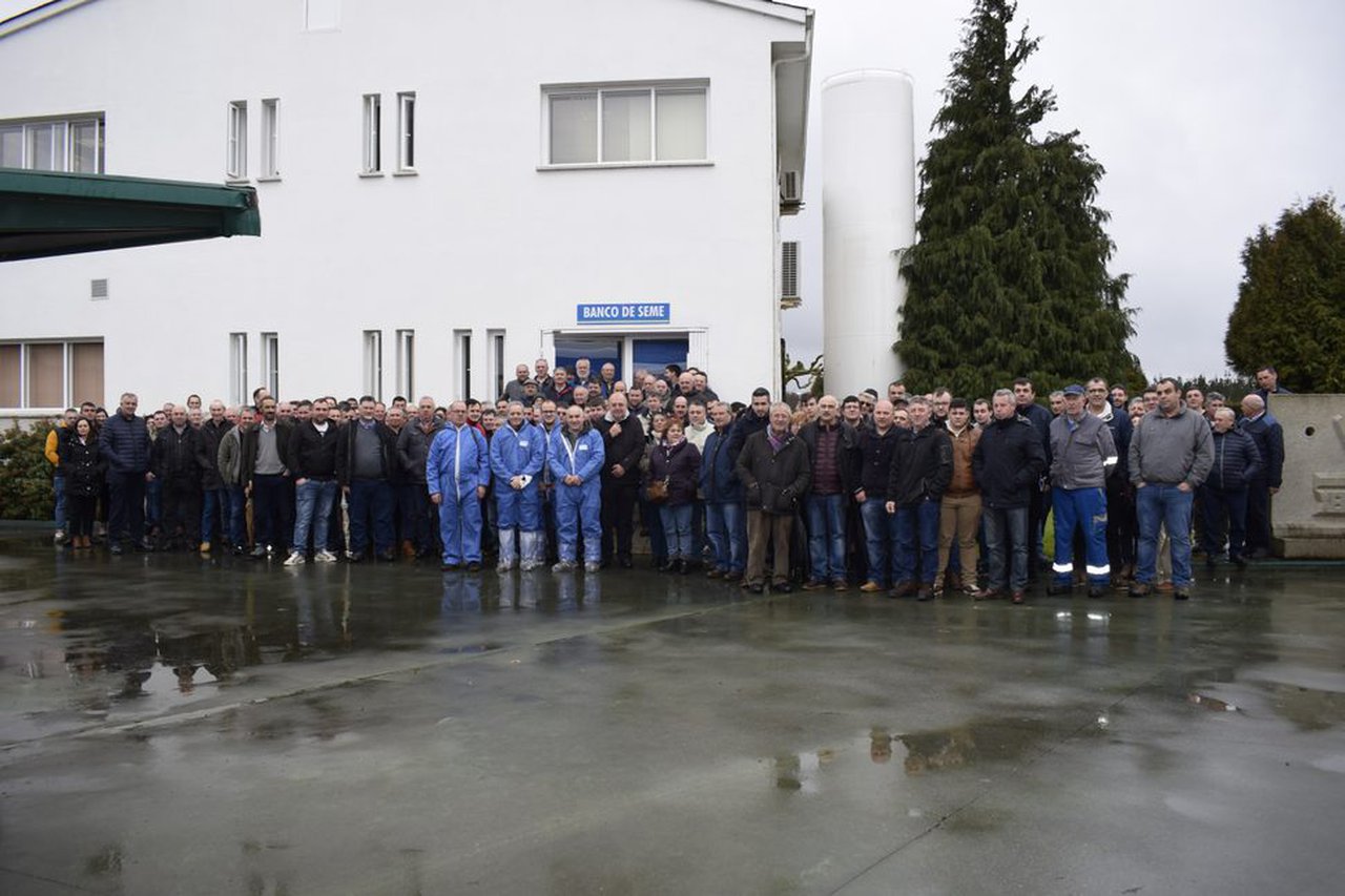 190 ganaderos de A Coruña visitan las instalaciones de Xenética Fontao