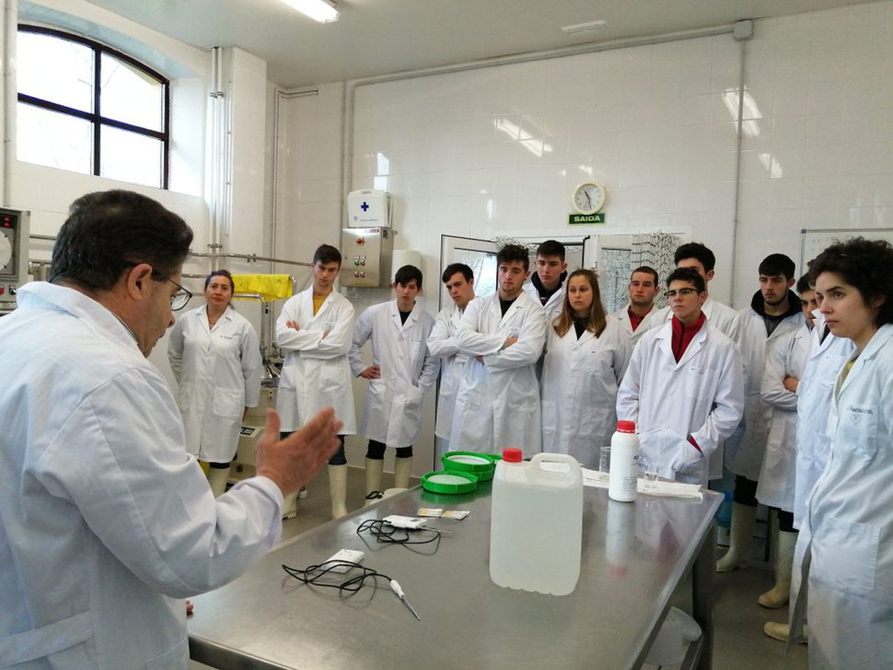 Alumnos de EFA Fonteboa aprenden a elaborar quesos y derivados lácteos en Pedro Murias