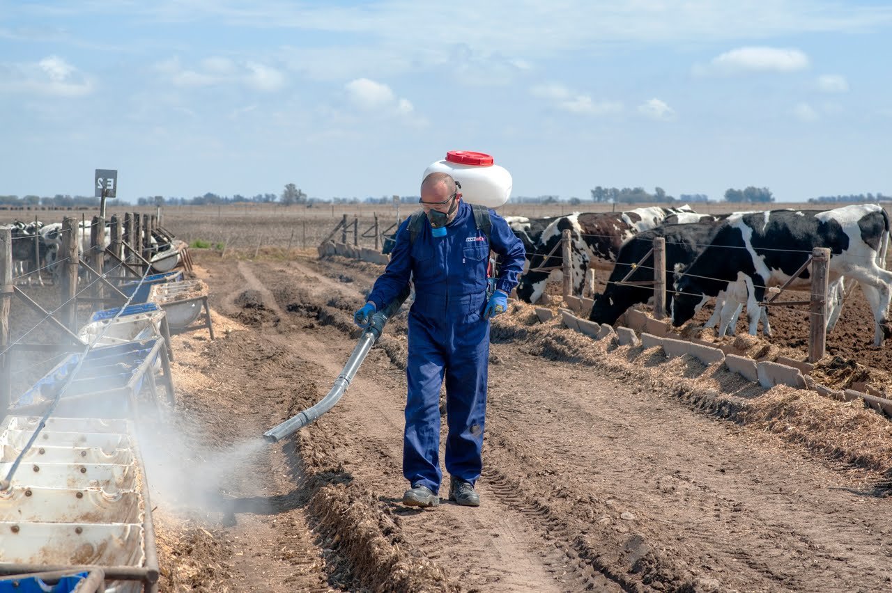 Combatir las moscas de manera sustentable en lugares de difícil acceso, parques, jardines y clubes también es posible