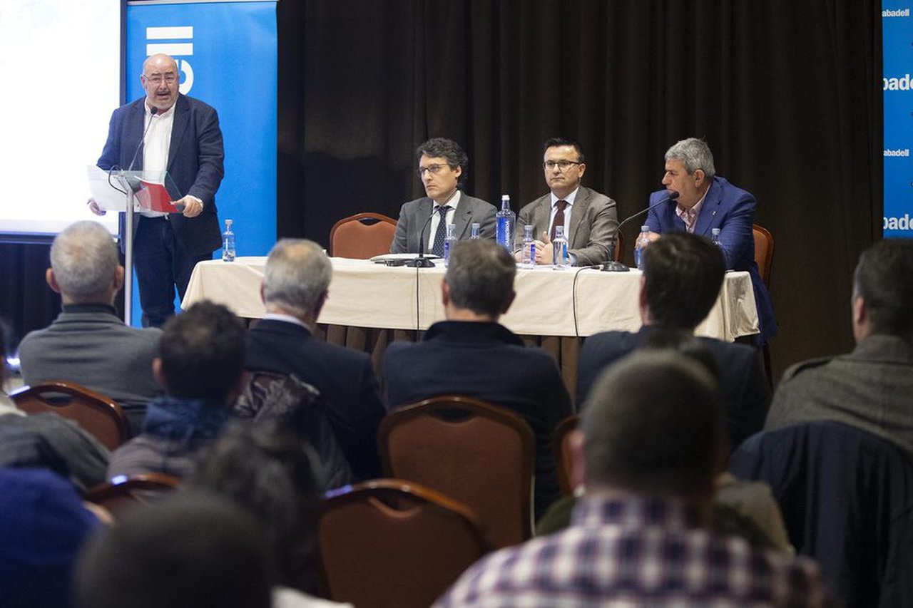 El conselleiro del Medio Rural anuncia la puesta en marcha de un plan estratégico del sector lácteo