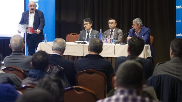 El conselleiro del Medio Rural anuncia la puesta en marcha de un plan estratégico del sector lácteo