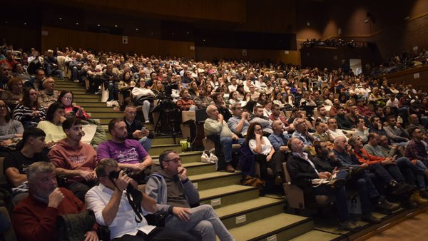 Las Jornadas de Seragro abordaron el peso del sector lácteo gallego, la recría y la innovación en sistemas de ordeño en su primer día de sesiones